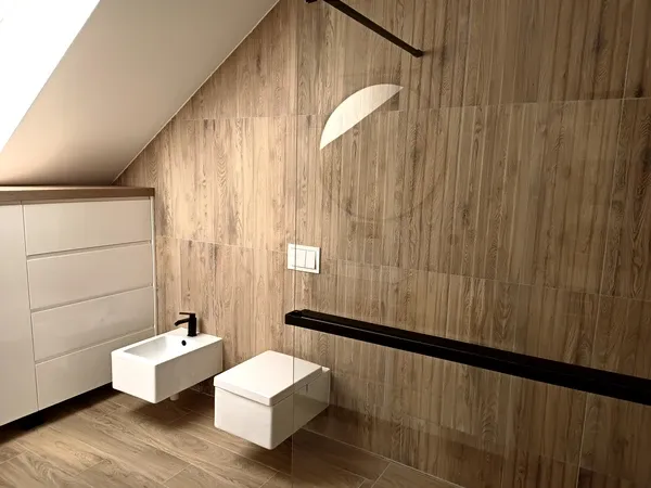 Wykończenie łazienki w stylu imitacji drewna MKDrew