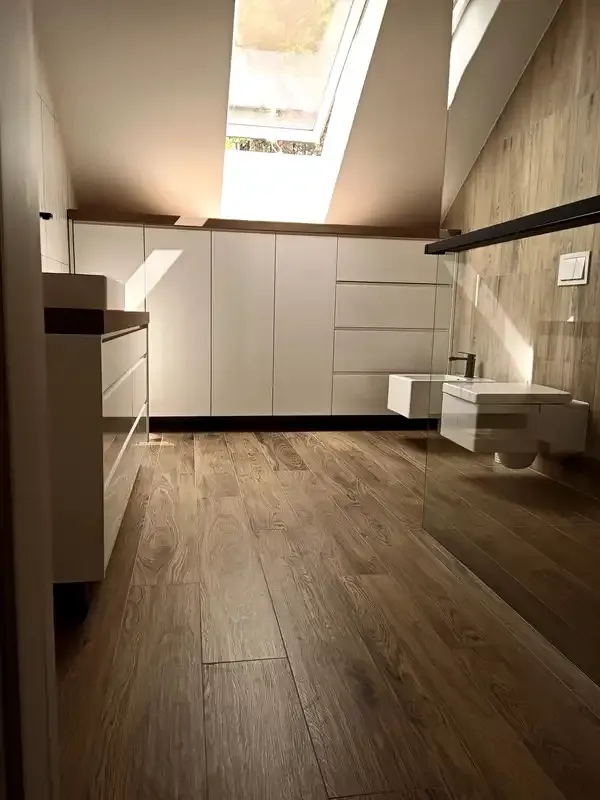 Wykończenie łazienki w stylu imitacji drewna MKDrew 2