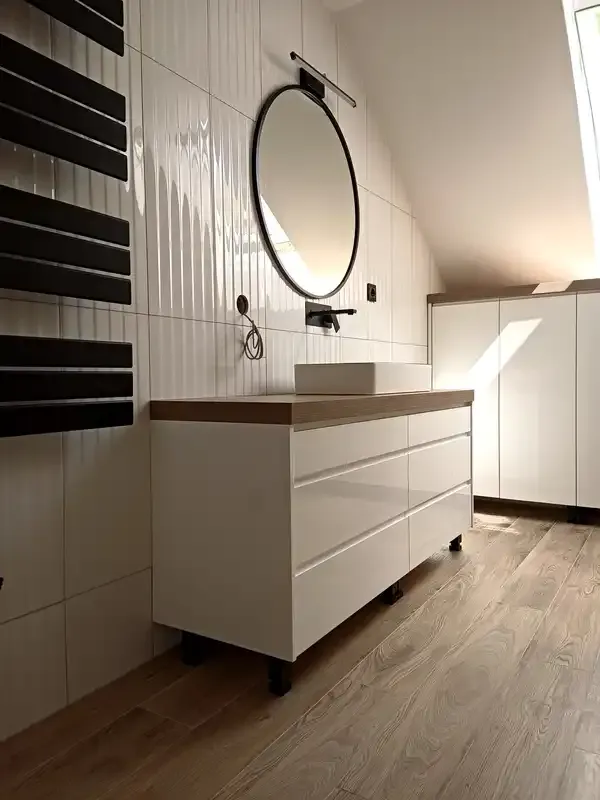 Wykończenie łazienki w stylu imitacji drewna MKDrew 3